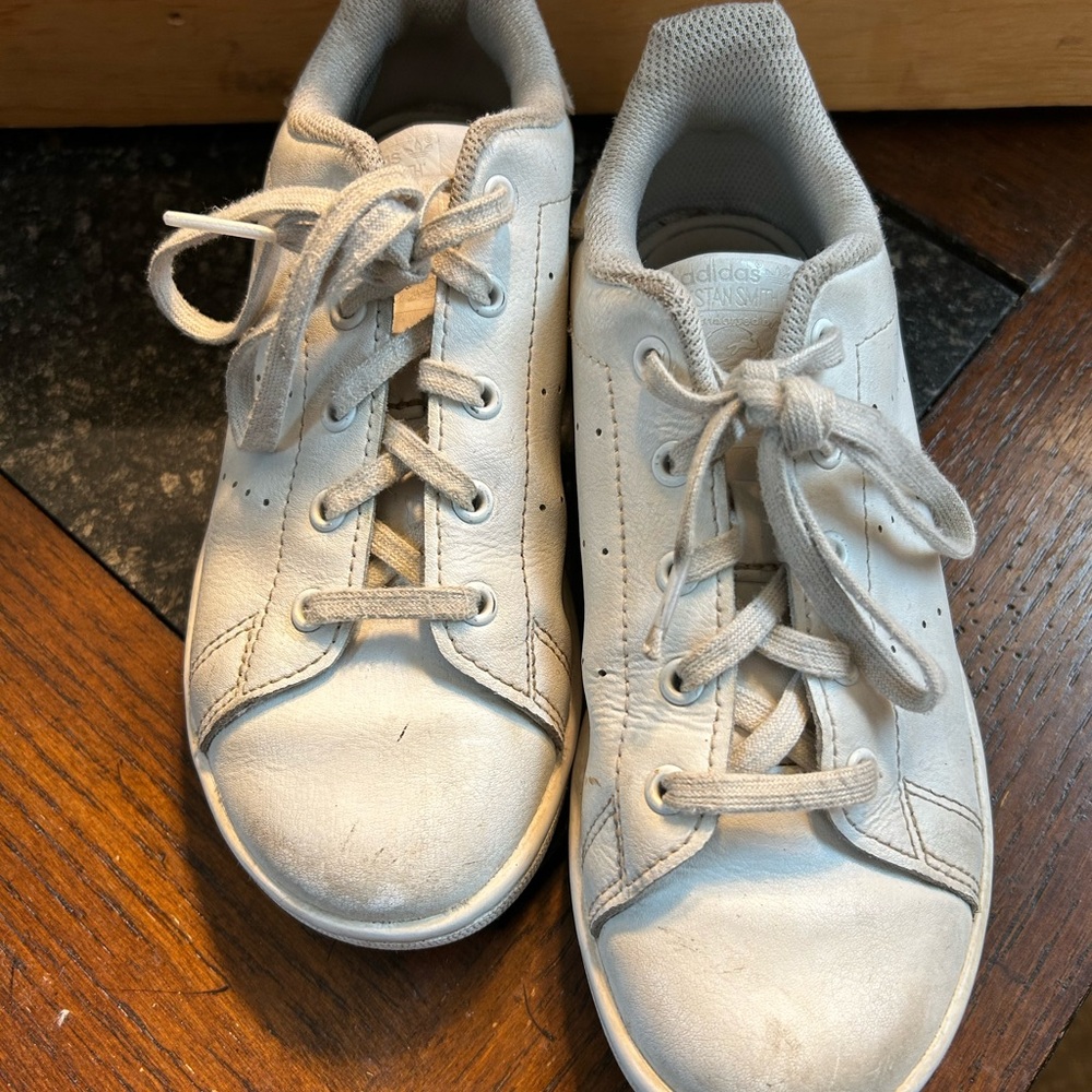 Girl’s size 1 Stan Smith white Adidas with iridescent back - Picture 3 of 14